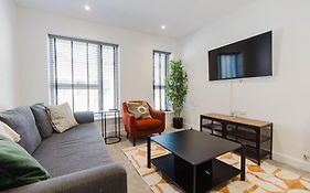 4-Level Luxury 2 Bedroom House Sleeps 6, Rooftop, Harry P & Free Parking